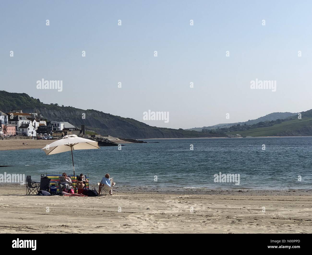 Lyme Regis, Dorset. 21 Maggio, 2018. Regno Unito: meteo calde e soleggiate di Lyme Regis, Dorset. Il 21 maggio 2018. Regno Unito: Meteo sun asilo sicuro di un posto sulla spiaggia presto per battere la folla. Credito: Celia McMahon/StockimoNews/Alamy Live News Foto Stock