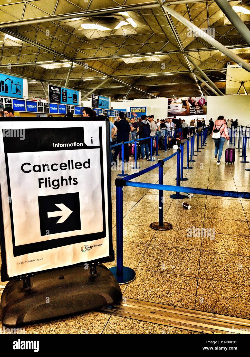 Coda di passeggeri a cancellazioni di voli escursioni, come le interruzioni di viaggio continua a colpire i passeggeri all'aeroporto di Stansted. Foto Stock