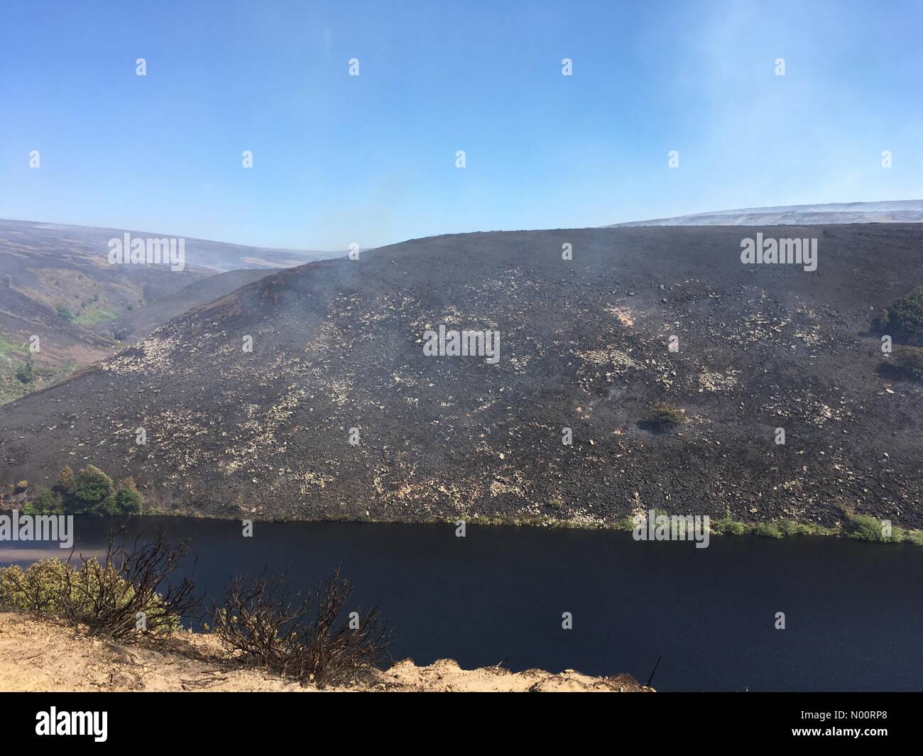Saddleworth Moor il fuoco continua a bruciare - 28 giugno 2018. Proseguire gli sforzi sono stati compiuti oggi per arrestare la propagazione di un incendio su Saddleworth Moor. La devastazione dell'ambiente può essere visto. Foto Stock