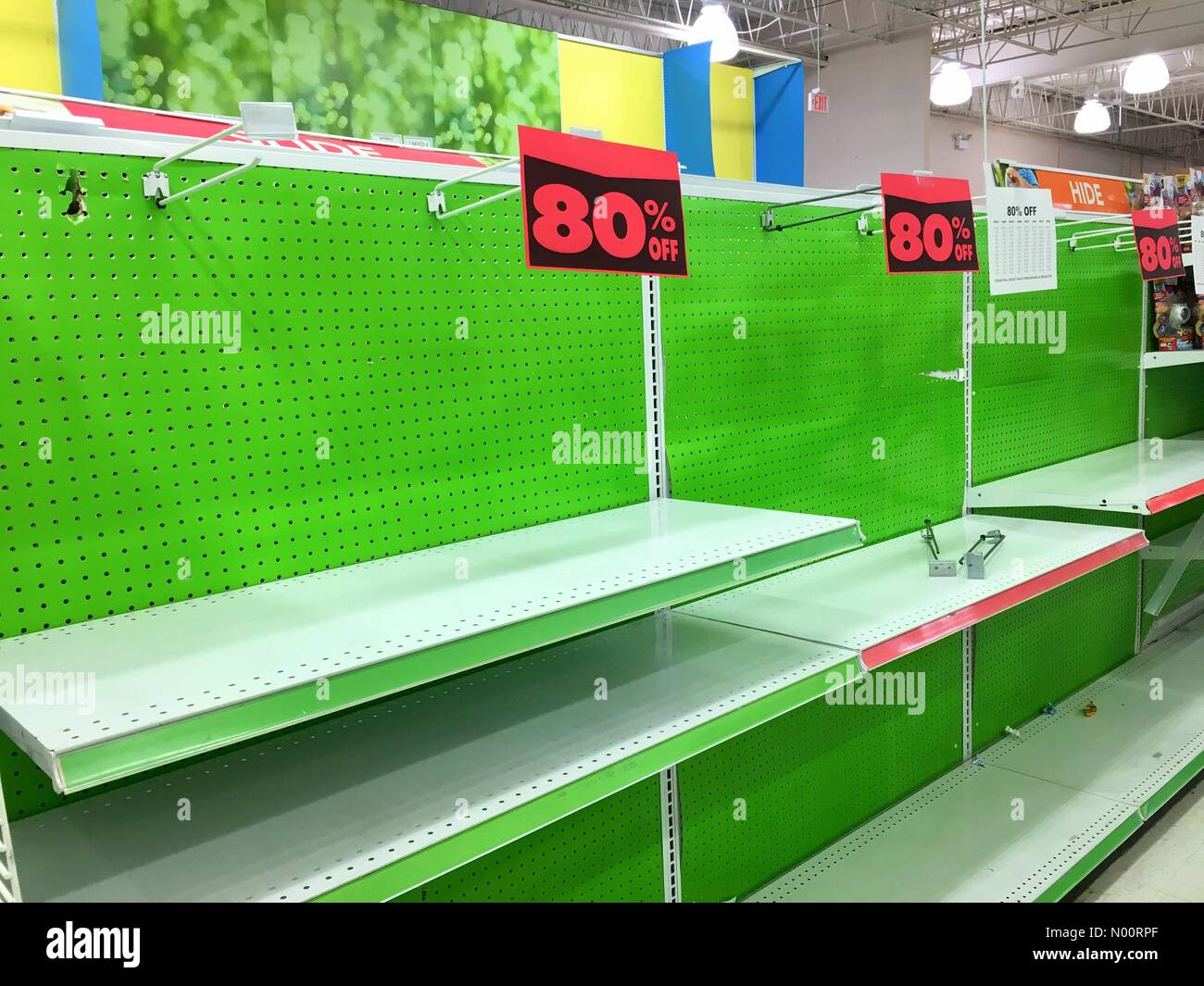 Brookfield, WI, Stati Uniti d'America. 28 GIU, 2018. Toys "R" Us di chiusura, 28 giugno 2018, Brookfield, WI, Toys "R" Us ubicazione Brookfield si chiude con un giorno di anticipo della chiusura obbligatoria di tutti noi posizioni su Venerdì, DianaJ/StockimoNews/Alamy Credito: Diana J./StockimoNews/Alamy Live News Foto Stock