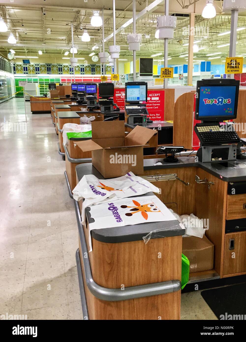 Brookfield, WI, Stati Uniti d'America. 28 GIU, 2018. Toys "R" Us di chiusura, 28 giugno 2018, Brookfield, WI, Toys "R" Us ubicazione Brookfield si chiude con un giorno di anticipo della chiusura obbligatoria di tutti noi posizioni su Venerdì, DianaJ/StockimoNews/Alamy Credito: Diana J./StockimoNews/Alamy Live News Foto Stock