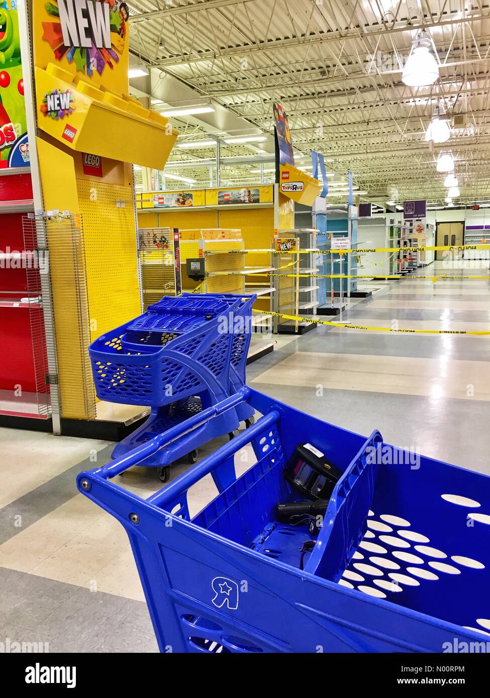 Brookfield, WI, Stati Uniti d'America. 28 GIU, 2018. Toys "R" Us di chiusura, 28 giugno 2018, Brookfield, WI, Toys "R" Us ubicazione Brookfield si chiude con un giorno di anticipo della chiusura obbligatoria di tutti noi posizioni su Venerdì, DianaJ/StockimoNews/Alamy Credito: Diana J./StockimoNews/Alamy Live News Foto Stock