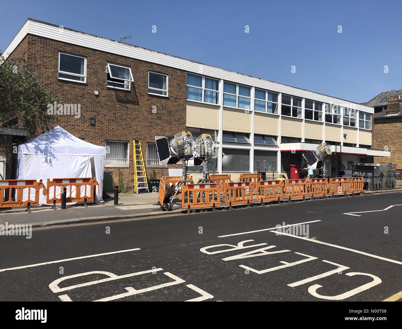 Produzione e set di illuminazione fino in preparazione per le riprese di una scena da Spider-Man lontano da casa, Bishops Stortford Hertfordshire Foto Stock