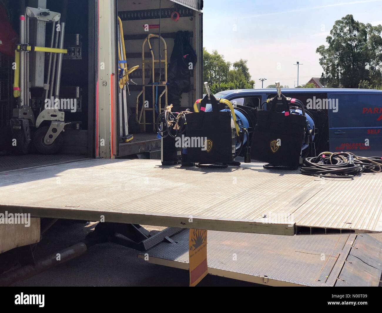 Attrezzatura essendo scaricato per la produzione del film impostato in Bishops Stortford Hertfordshire Foto Stock
