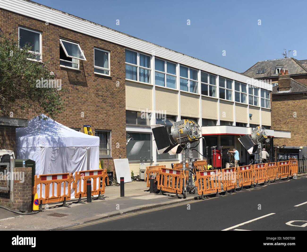 Riprese e set di illuminazione fino al di fuori del vecchio ufficio postale in Bishops Stortford, Hertfordshire, posizione di ripresa per Spider-man lontano da casa Foto Stock