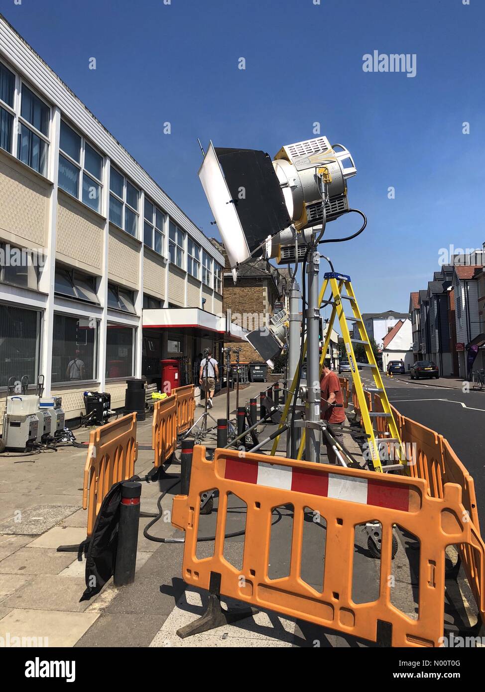 Illuminazione e produzione di film al di fuori del vecchio edificio dell'ufficio postale in Bishops Stortford Hertfordshire per scene riprese di Spider-Man lontano da casa Foto Stock