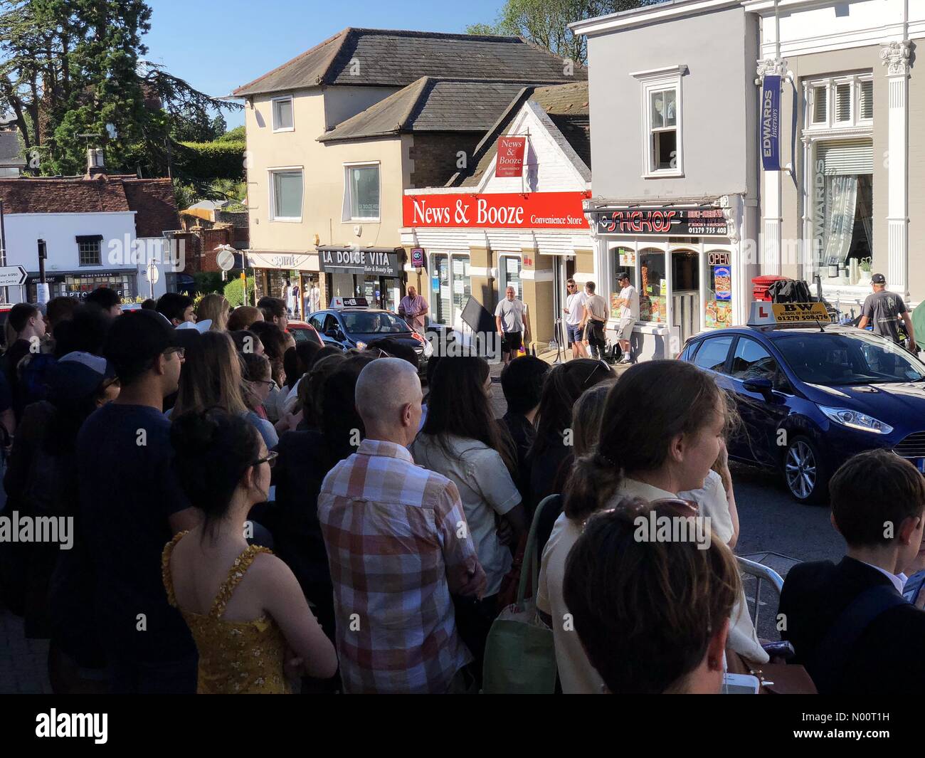 La folla raccolta al di fuori del negozio di Bishops Stortford Hertfordshire dove le scene per Spider-Man lontano da casa sono state filmate Foto Stock