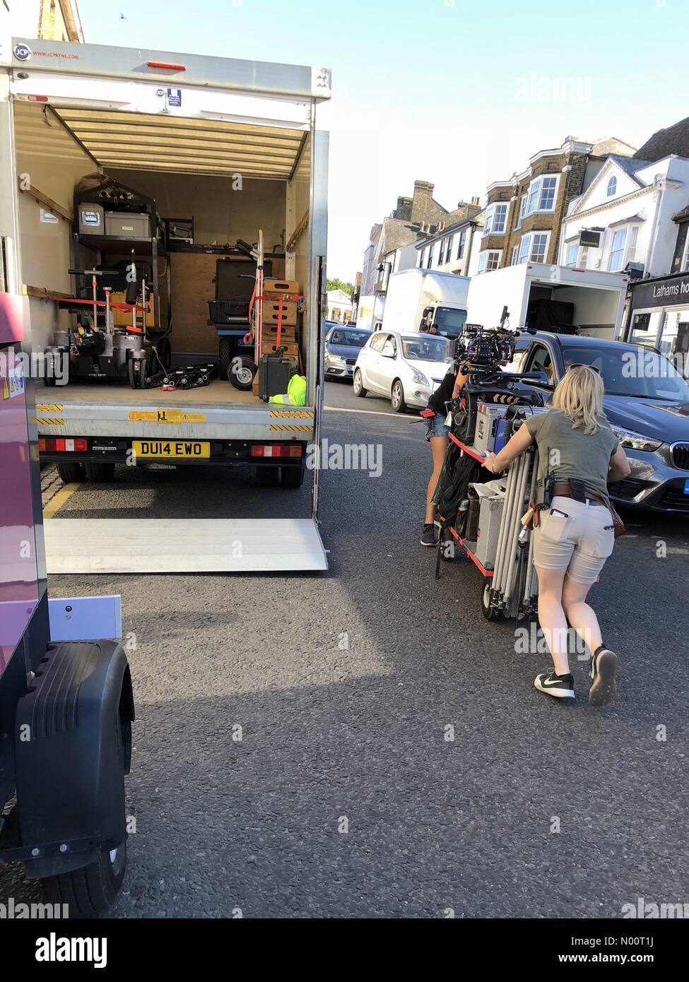 Film attrezzatura essendo cancellata da una città street in Bishops Stortford Hertfordshire seguente posizione di ripresa di ragni: lontano da casa Foto Stock