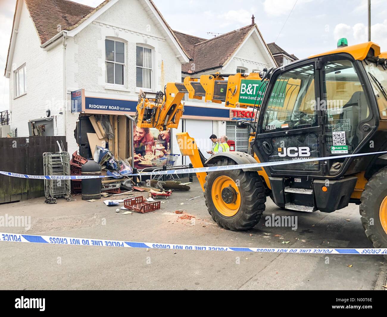 Ram raid a Tesco Express, Farnham, Surrey, Regno Unito Ridgway Road, Farnham. 09a luglio 2018. Un JCB è stata utilizzata per la ram raid il local Tesco Express store a Farnham. I ladri ha fatto fuori con un ATM. Credito: jamesjagger/StockimoNews/Alamy Live News Foto Stock
