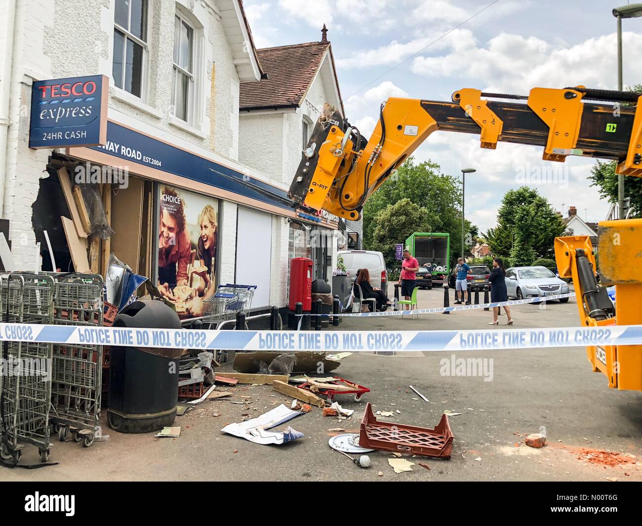 Farnham, Regno Unito. 09 Luglio, 2018. Ram raid a Tesco Express, Farnham, Surrey, Regno Unito Ridgway Road, Farnham. 09a luglio 2018. Un JCB è stata utilizzata per la ram raid il local Tesco Express store a Farnham. I ladri ha fatto fuori con un ATM. Credito: jamesjagger/StockimoNews/Alamy Live News Foto Stock