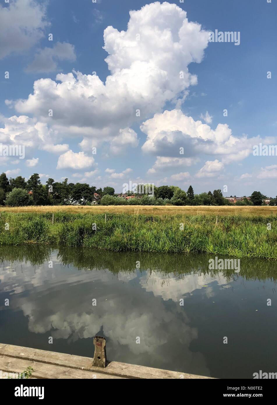 Godalming, Regno Unito. 13 Luglio, 2018. Regno Unito Meteo: intervalli di sole in Godalming. Il Burys, Godalming. 13 luglio 2018. L'aumento delle temperature di questo pomeriggio in tutta la casa le contee con imminente temporali. Costruzione di cloud in Godalming. Credito: jamesjagger/StockimoNews/Alamy Live News Foto Stock