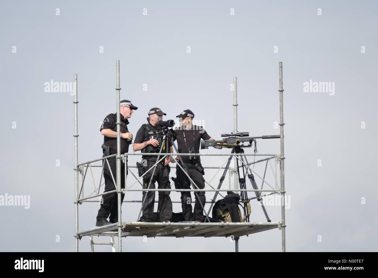 Prestwick, Regno Unito. 13 Luglio, 2018. Polizia armata di stanza prima di Presidente Trump's arrivo all'Aeroporto di Prestwick. Egli è la visita al suo campo da golf al Trump Turnberry. Credito: opere/StockimoNews/Alamy Live News Foto Stock