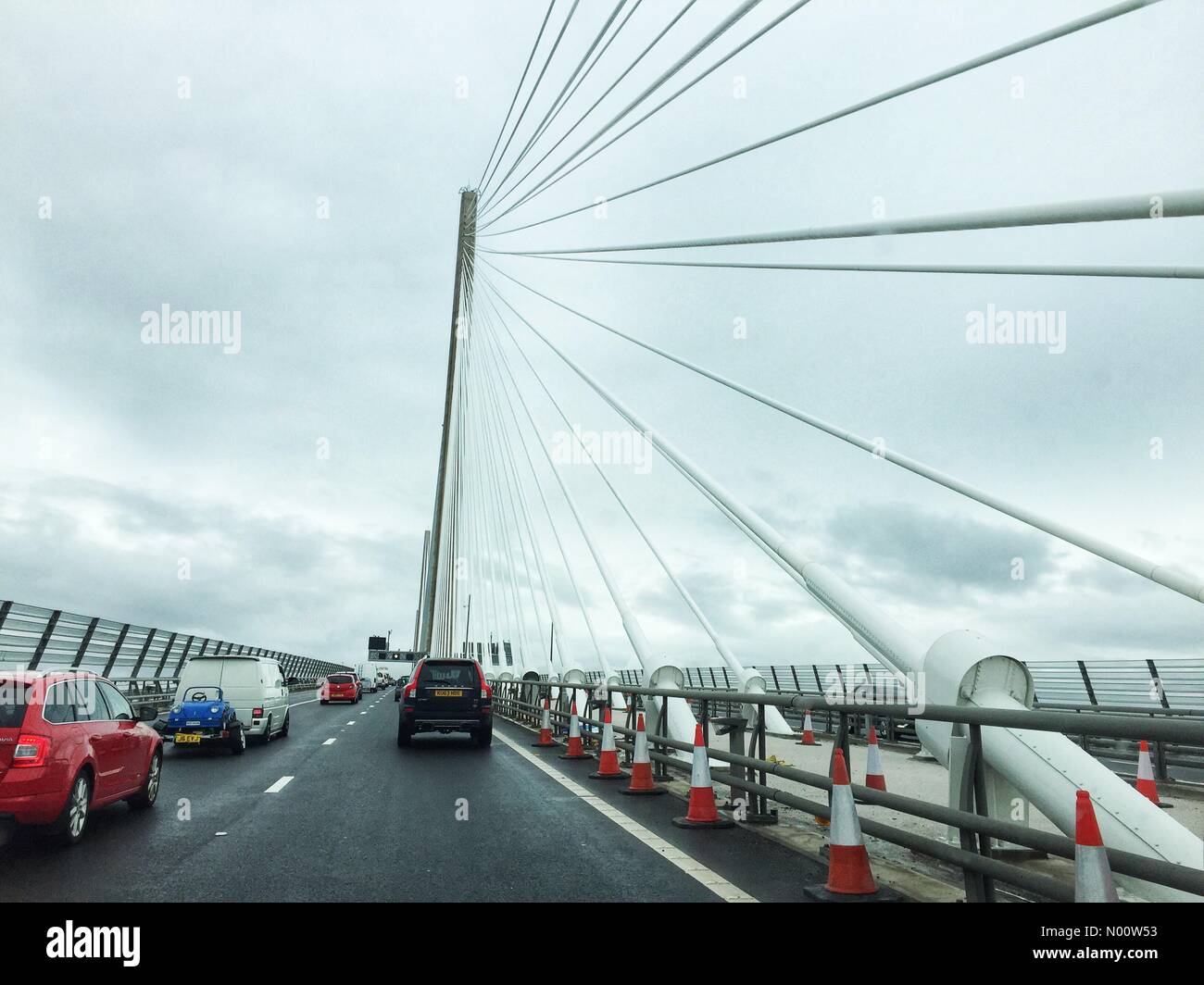 Regno Unito: Meteo nubi e pioggia come traffico attraversa la Queensferry Crossley dal Bridge in Scozia. Foto Stock