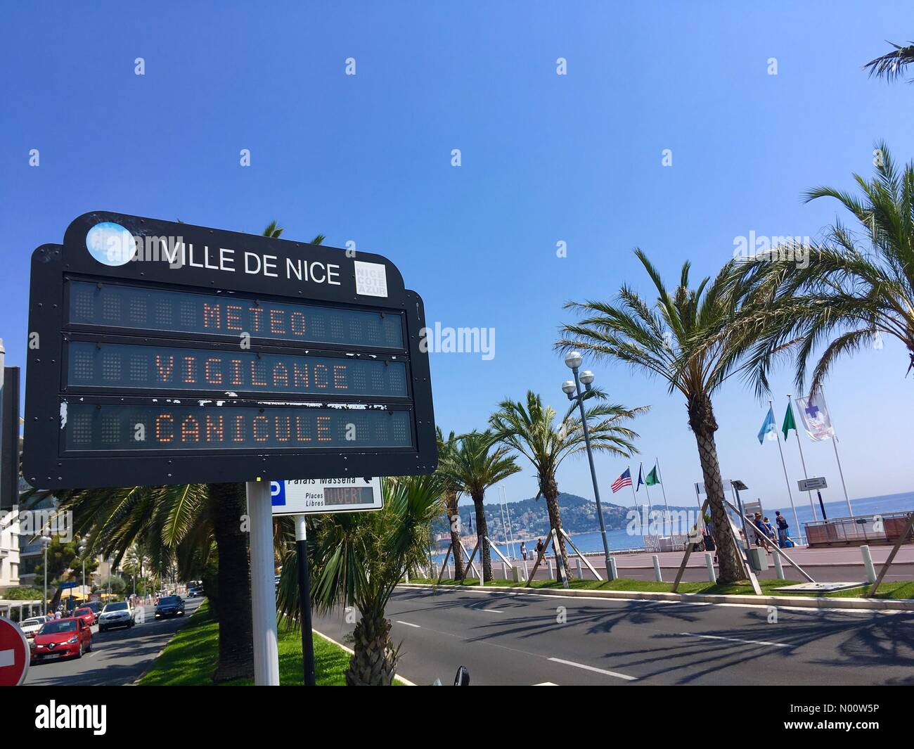 Segno sulla Promenade Des Anglais di Nizza, avvertimento il passerby dell'onda di calore. Nizza, Francia, 31/07/2018. Unione onda di calore. Credito: Regis Martin/StockimoNews/Alamy Live News Foto Stock