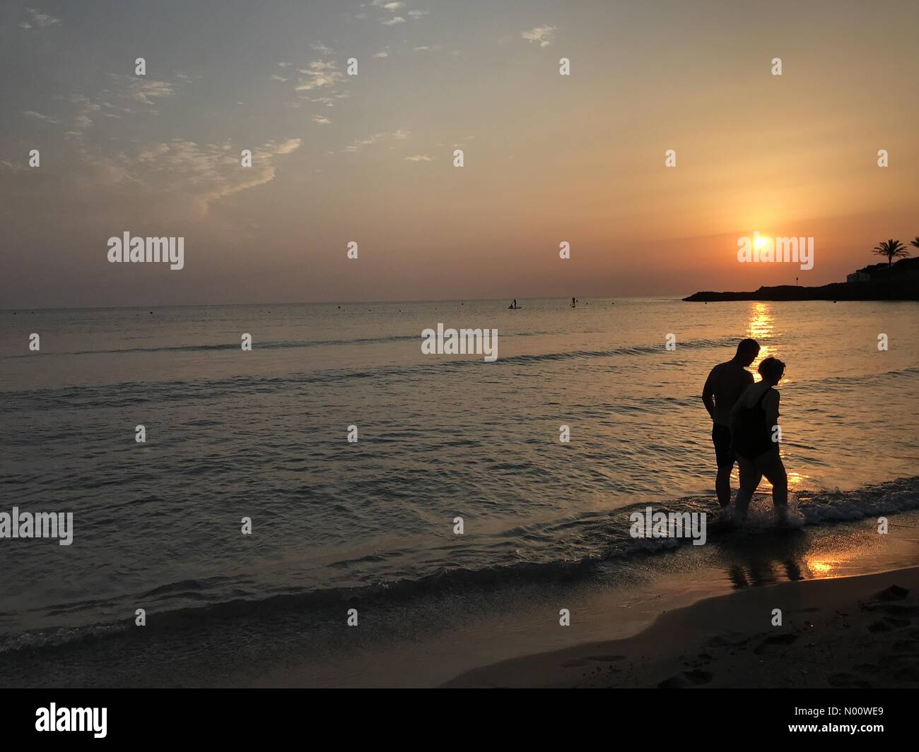 Javea, Spagna : meteo, 6 agosto 2018 la gente a prendere alla spiaggia all'alba per battere il calore come un altro giorno di sfrigolanti 36C temperature è meteo a Javea sulla Costa Blanca, Spagna Credito: Josie Elias/StockimoNews/Alamy Live News Foto Stock