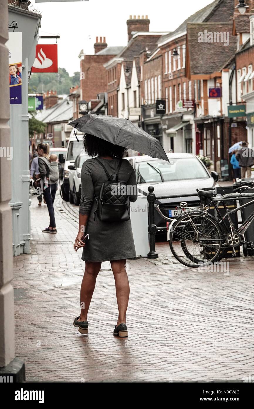 Regno Unito Previsioni del tempo: precipitazioni abbondanti a Godalming. High St, Godalming. 9 agosto 2018. Un brusco calo delle temperature di oggi come una zona di bassa pressione spostata attraverso il sè. Precipitazioni abbondanti a Godalming, Surrey. Credito: jamesjagger/StockimoNews/Alamy Live News Foto Stock