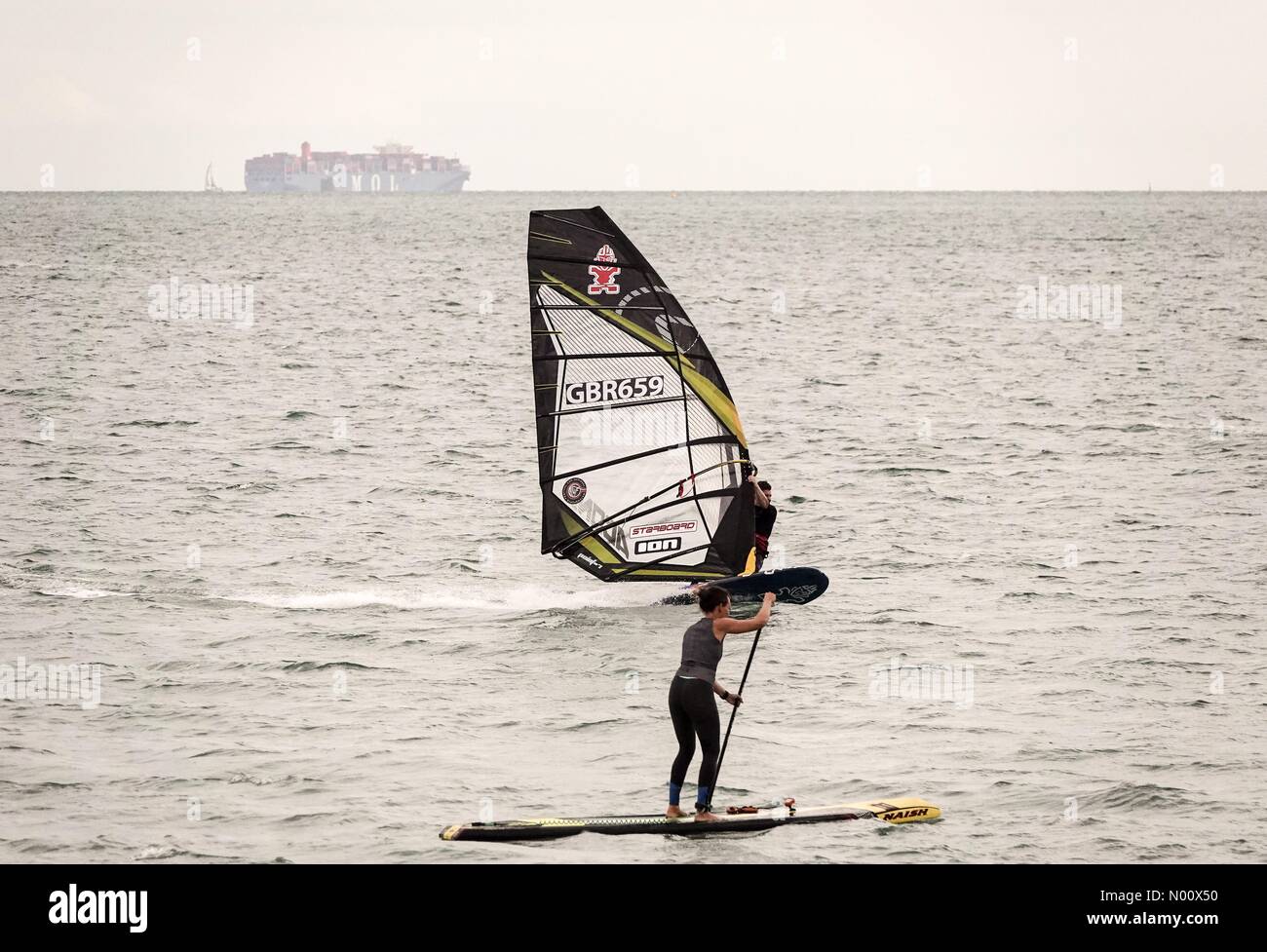 Hayling Island, Regno Unito. 8 settembre 2018. Breezy meteo lungo la costa sud di oggi. U.K. Windsurf champion James Dinsmore formazione fuori Hayling Island, Hants. Credito: jamesjagger/StockimoNews/Alamy Live News Foto Stock