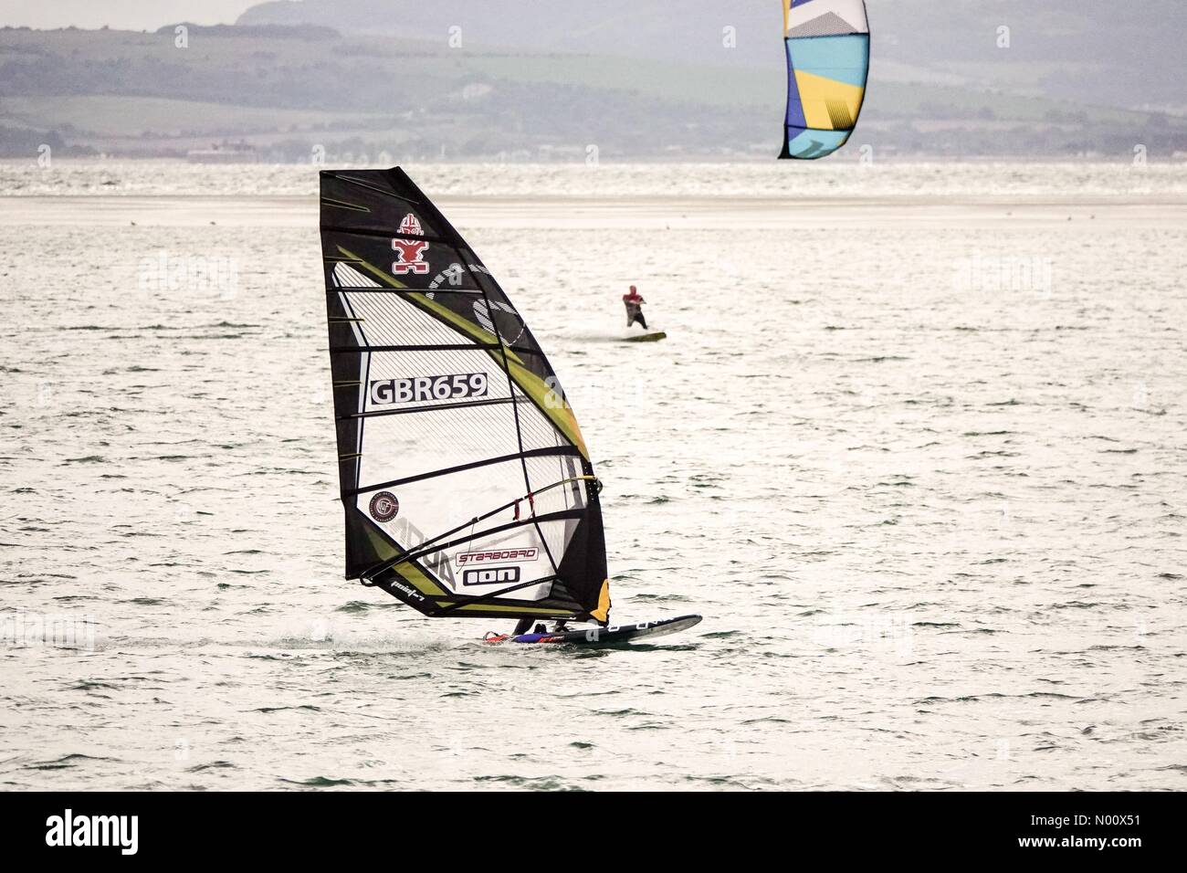 Hayling Island, Regno Unito. 8 settembre 2018. Breezy meteo lungo la costa sud di oggi. U.K. Windsurf champion James Dinsmore formazione fuori Hayling Island, Hants. Credito: jamesjagger/StockimoNews/Alamy Live News Foto Stock