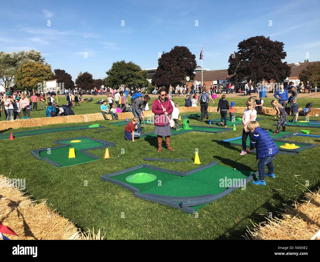 Autunno sunshine a Malvern Autunno Mostra - Sabato 29 Settembre 2018 - Visitatori godere il crazy golf a Malvern Autunno Mostra Foto Stock