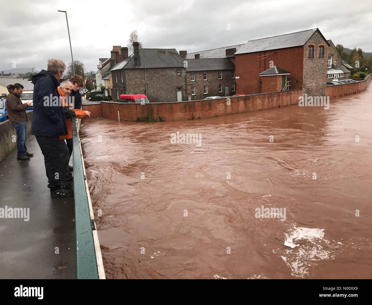 Regno Unito - Previsioni del tempo - acque alluvionali a Brecon Galles - Sabato 13 Ottobre 2018 - Visitatori fermarsi a guardare i livelli elevati sul Fiume Usk in Brecon dopo tempesta Callum ha portato piogge torrenziali in Galles Foto Stock