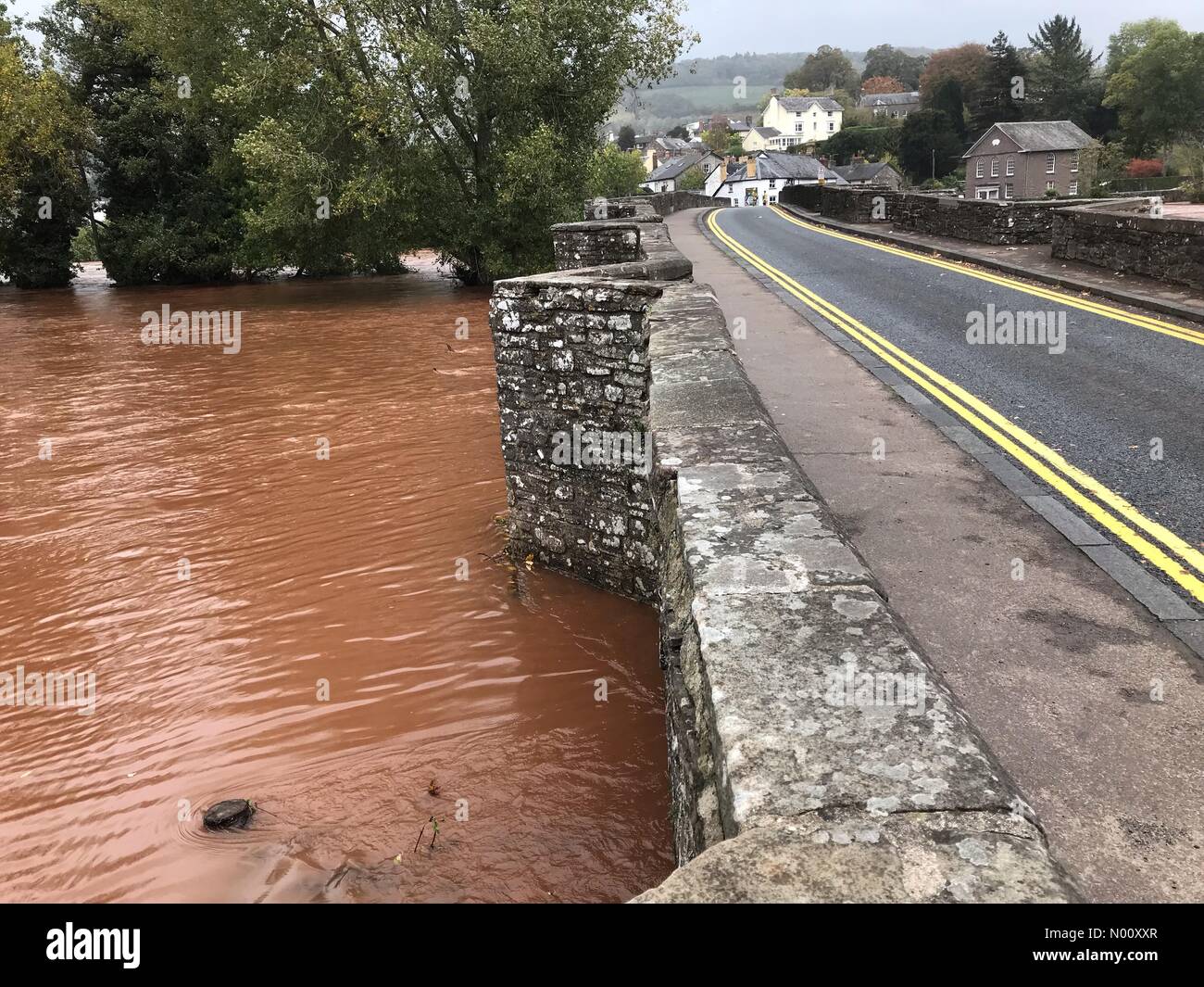 Regno Unito - Previsioni del tempo - Le inondazioni a Crickhowell Galles - Sabato 13 Ottobre 2018 - polizia vicino al ponte sul fiume Usk dopo piogge torrenziali e le inondazioni in Galles. Foto Stock