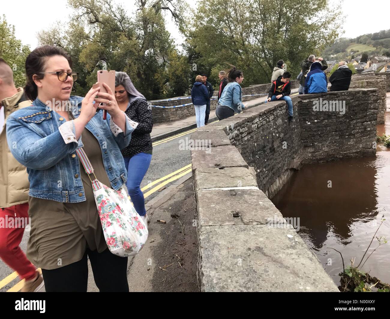 Regno Unito - Previsioni del tempo - Le inondazioni a Crickhowell Galles - Sabato 13 Ottobre 2018 - polizia vicino al ponte sul fiume Usk dopo piogge torrenziali e le inondazioni in Galles. Foto Stock