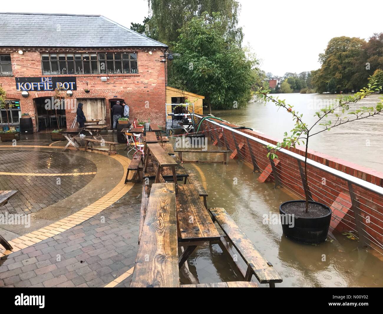 Hereford - Domenica 14 Ottobre 2018 - Alcune inondazioni a riverside pub adiacente ad un livello molto alto che scorre veloce fiume Wye a Hereford Credito: Steven Maggio/StockimoNews/Alamy Live News Foto Stock