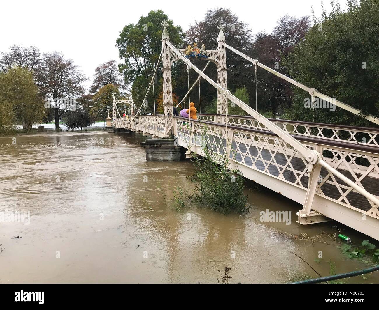 Regno Unito - Previsioni del tempo - Le inondazioni Hereford - Domenica 14 Ottobre 2018 - Visitatori guarda i che scorre veloce ad alto livello di fiume sul fiume Wye come fluisce appena al di sotto del ponte Victoria Foto Stock