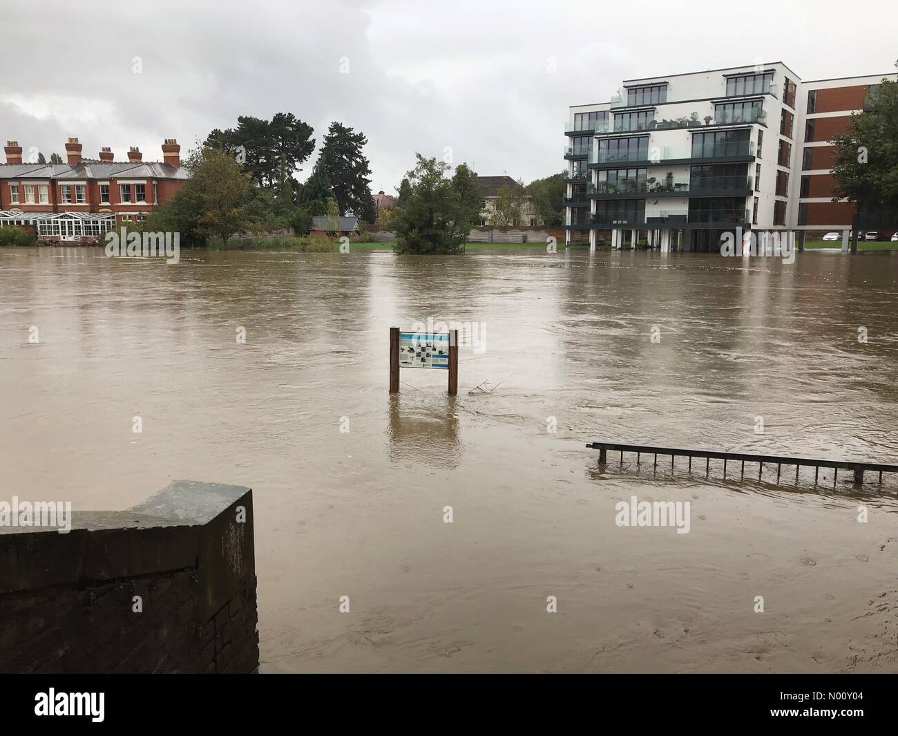 Regno Unito - Previsioni del tempo - Le inondazioni Hereford - Domenica 14 Ottobre 2018 - Le inondazioni accanto al estremamente alta fiume Wye ha rovesciato rispetto ai percorsi e questi nuovi appartamenti Foto Stock