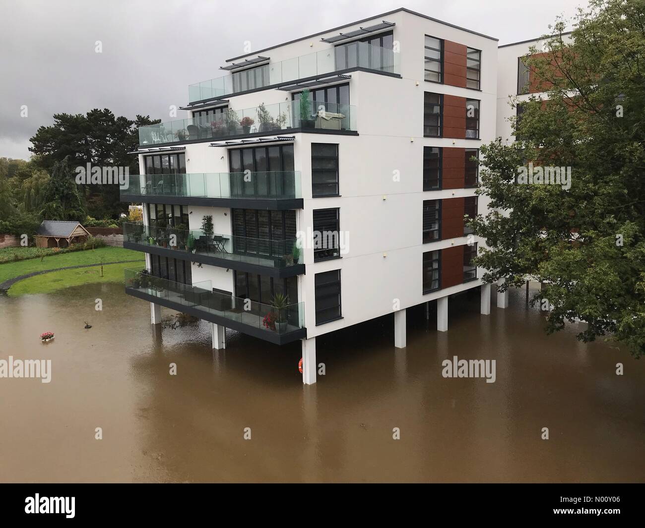 Regno Unito - Previsioni del tempo - Le inondazioni Hereford - Domenica 14 Ottobre 2018 - Le inondazioni accanto al estremamente alta fiume Wye ha rovesciato rispetto ai percorsi e questi nuovi appartamenti Foto Stock