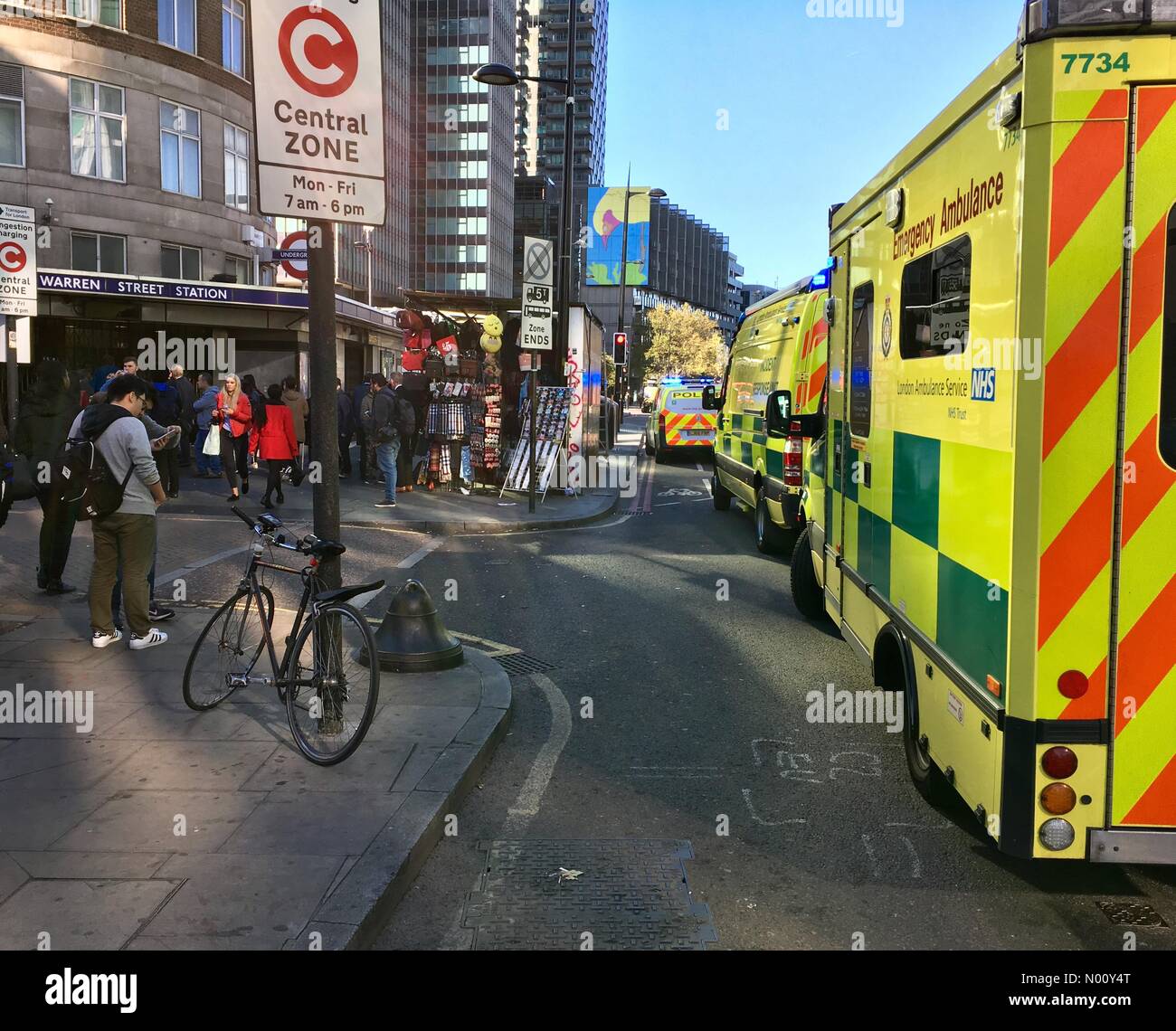 Londra, Regno Unito. 22 ottobre, 2018. Arresto di emergenza di Warren Street Stazione della metropolitana nel centro di Londra in 13:20 lunedì 22 ottobre 2018 Credit: Robert Evans/StockimoNews/Alamy Live News Foto Stock