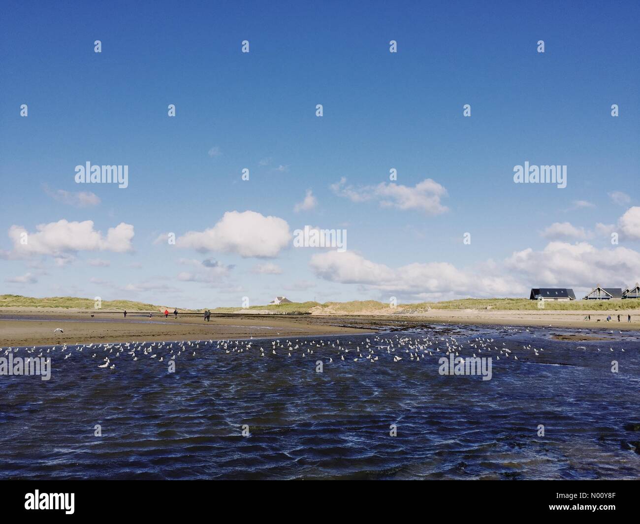 Anglesey, Regno Unito. Il 27 ottobre 2018. Soleggiato e blustery giornata sulla spiaggia di Rhosneigr, Anglesey, Galles del Nord. Nel mese di ottobre a metà termine di credito 2018: Charlotte Machin/StockimoNews/Alamy Live News Foto Stock