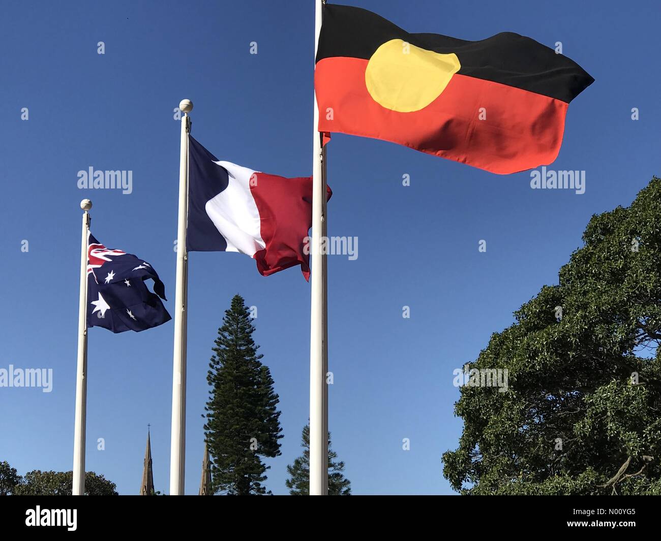 Sydney, Australia. Xi Nov, 2018. Australian, Francese e bandiere aborigena volare all'Anzac War Memorial a Sydney in Australia il giorno dell'Armistizio, 100 anni dopo la fine della Prima Guerra Mondiale. Credito: Richard Milnes/StockimoNews/Alamy Live News Foto Stock