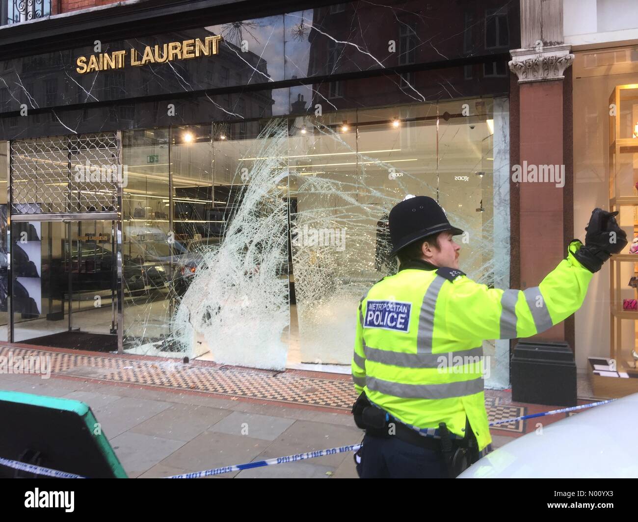 Londra, Regno Unito. Il 14 dicembre, 2018. Ram raid auto a sinistra in Saint Laurent Knightsbridge di Londra. Credito: GILBERT MURRAY/StockimoNews/Alamy Live News Foto Stock