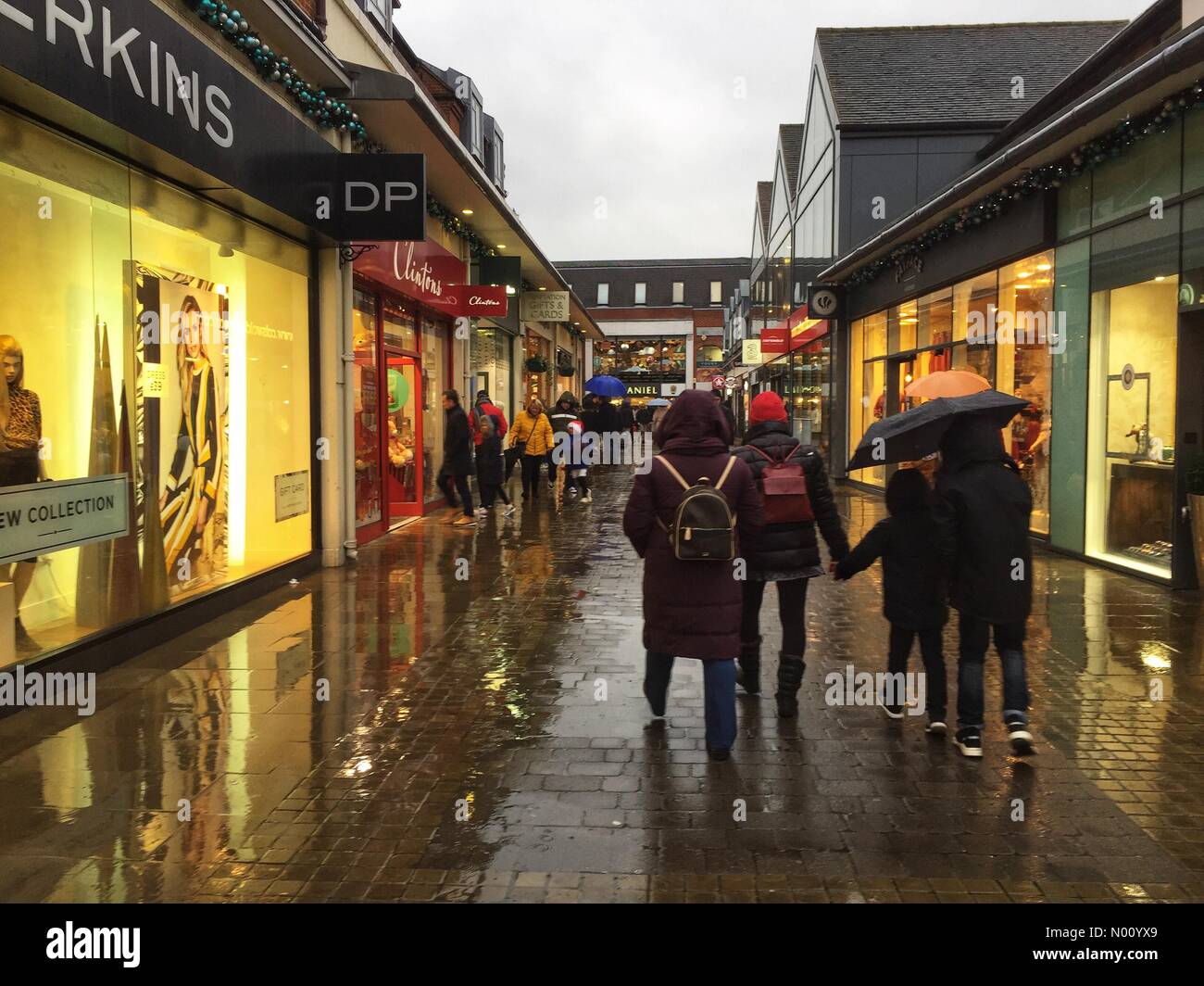 Regno Unito: Meteo due sabati fino a Natale e agli acquirenti di sfidare il freddo e umido clima per fare gli acquisti di Natale in Windsor, Regno Unito. Foto Stock