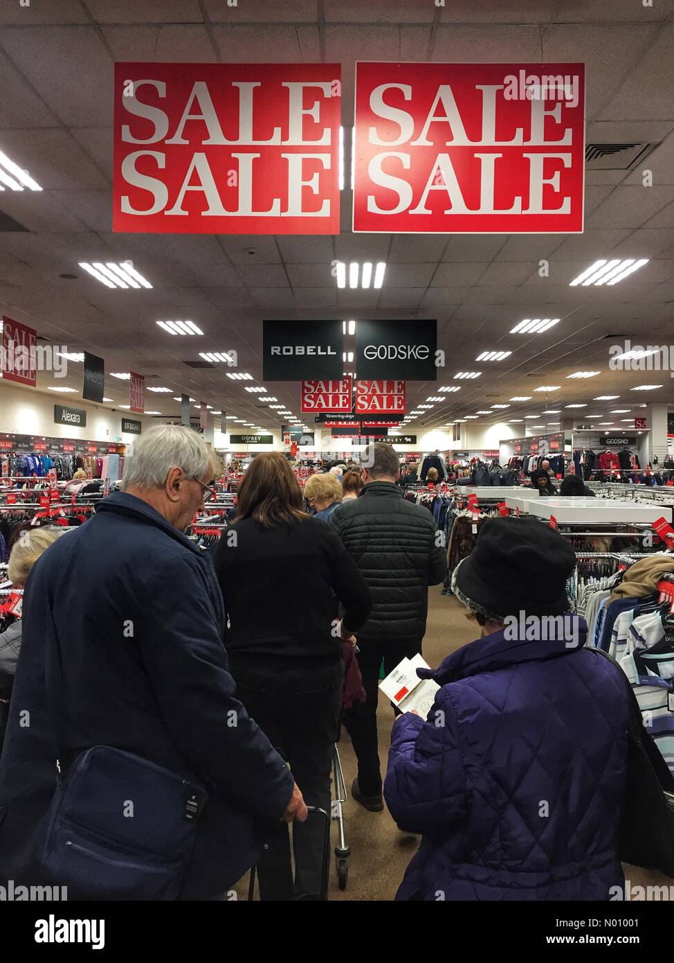 Boxing Day vendite; il popolo colpito i negozi a prendere vantaggio di Boxing Day Vendite in Wolverhampton, Regno Unito. Foto Stock