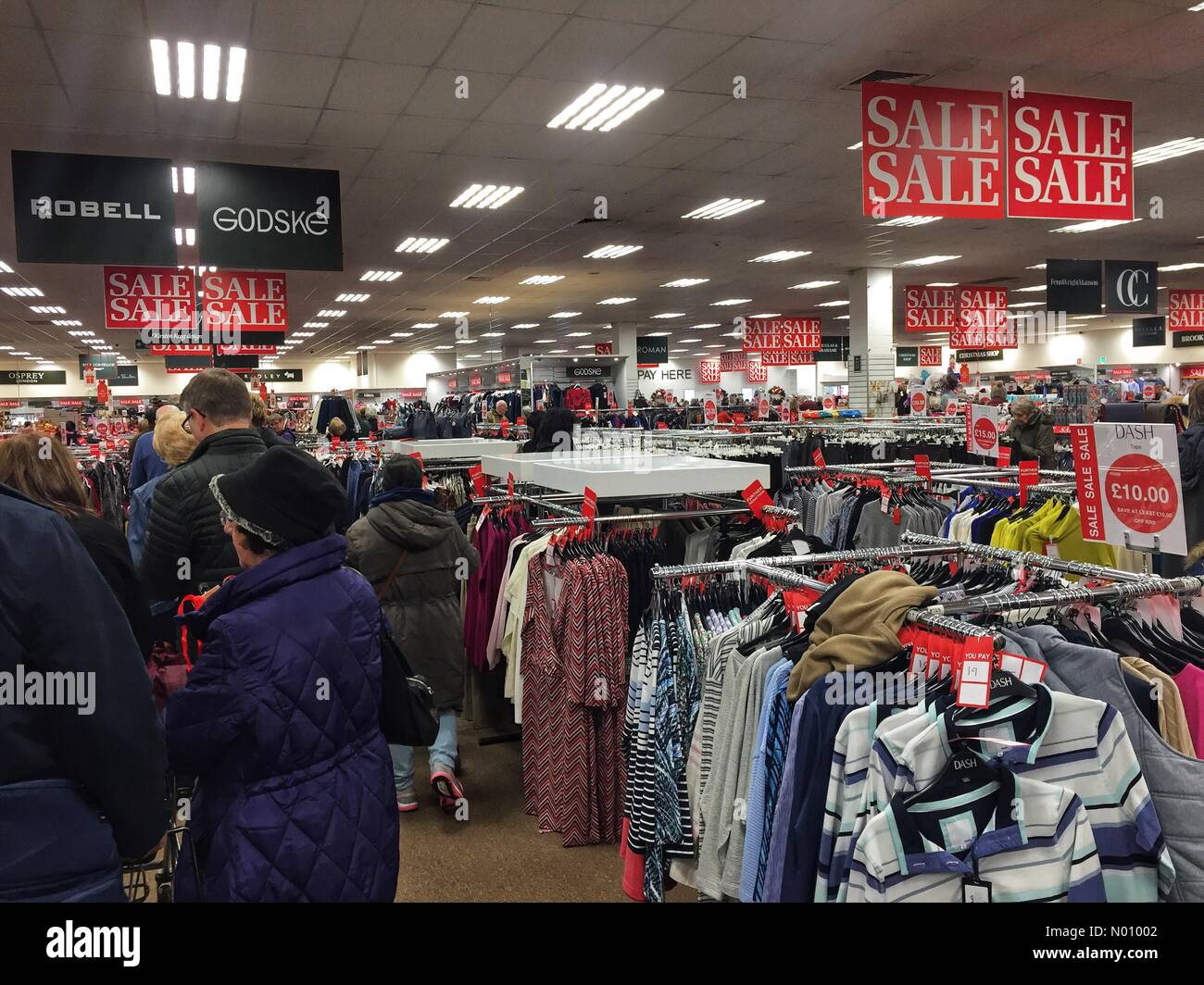 Boxing Day vendite; il popolo colpito i negozi a prendere vantaggio di Boxing Day Vendite in Wolverhampton, Regno Unito. Foto Stock