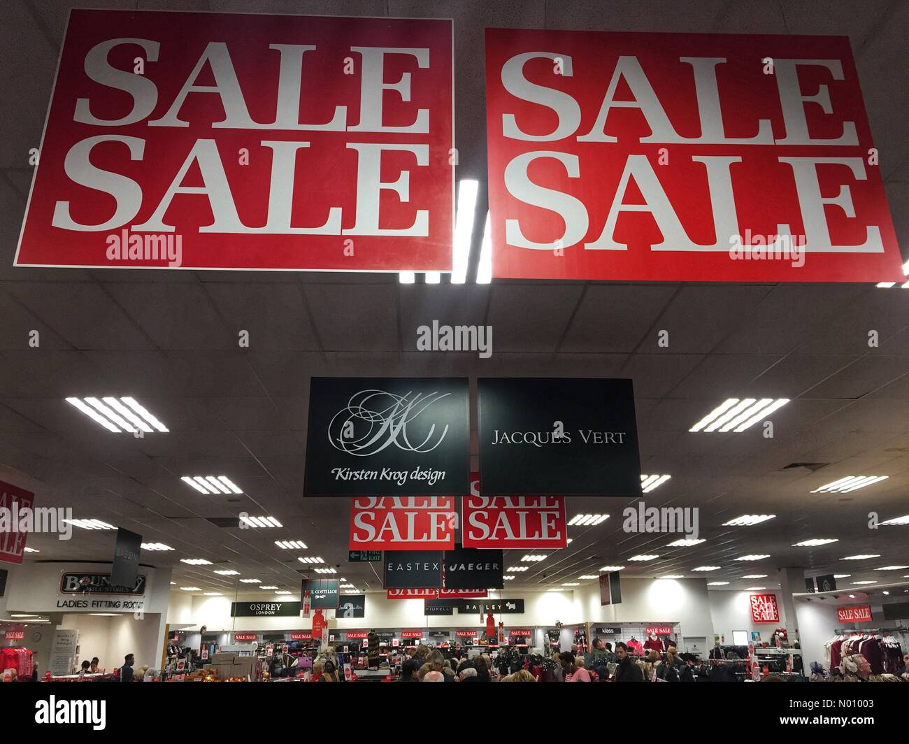 Boxing Day vendite; il popolo colpito i negozi a prendere vantaggio di Boxing Day Vendite in Wolverhampton, Regno Unito. Foto Stock