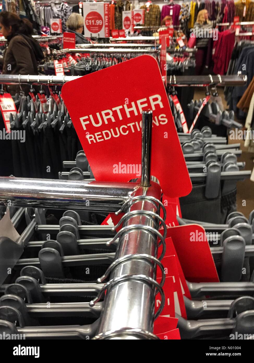 Boxing Day vendite; il popolo colpito i negozi a prendere vantaggio di Boxing Day Vendite in Wolverhampton, Regno Unito. Foto Stock