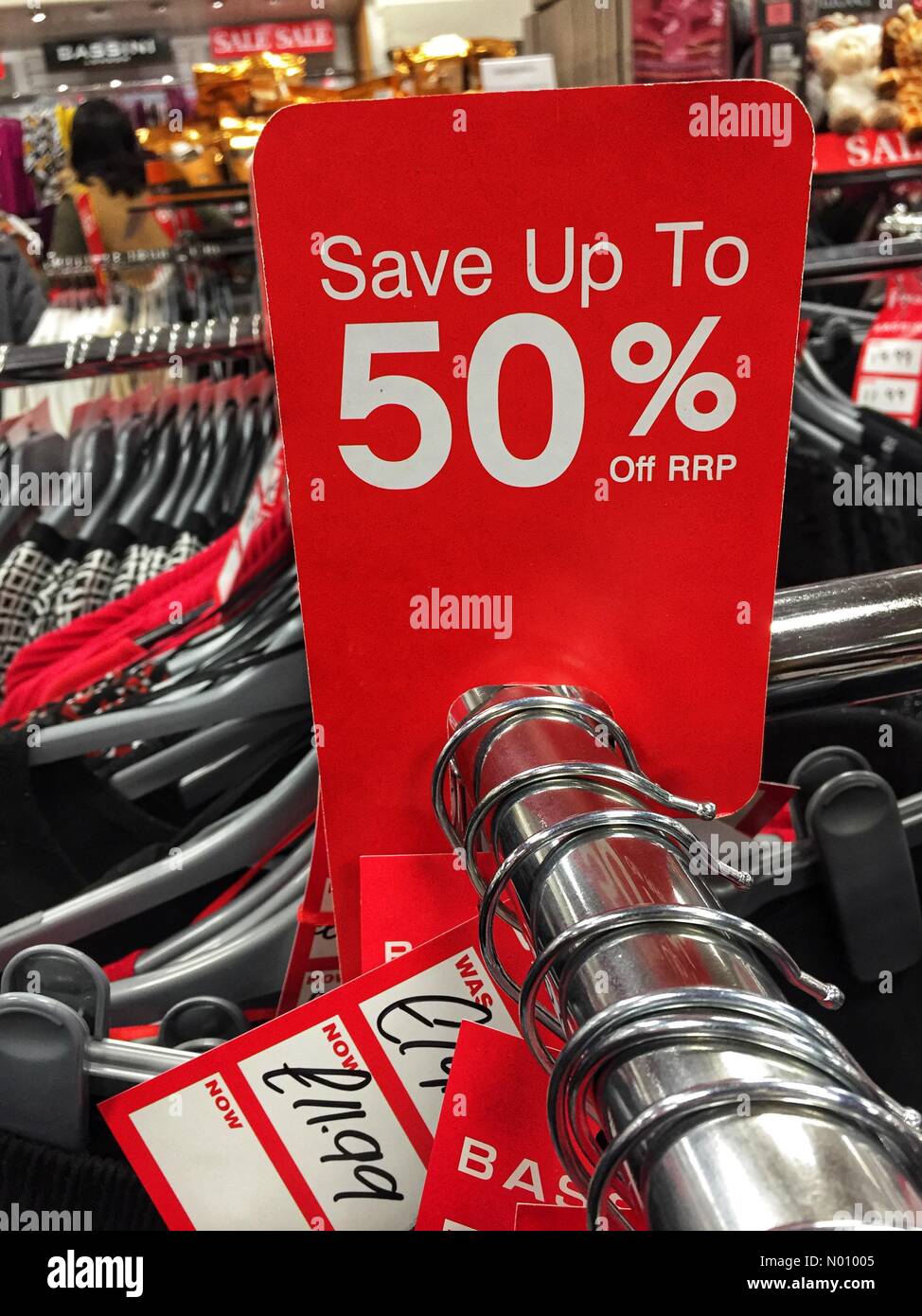 Boxing Day vendite; il popolo colpito i negozi a prendere vantaggio di Boxing Day Vendite in Wolverhampton, Regno Unito. Foto Stock