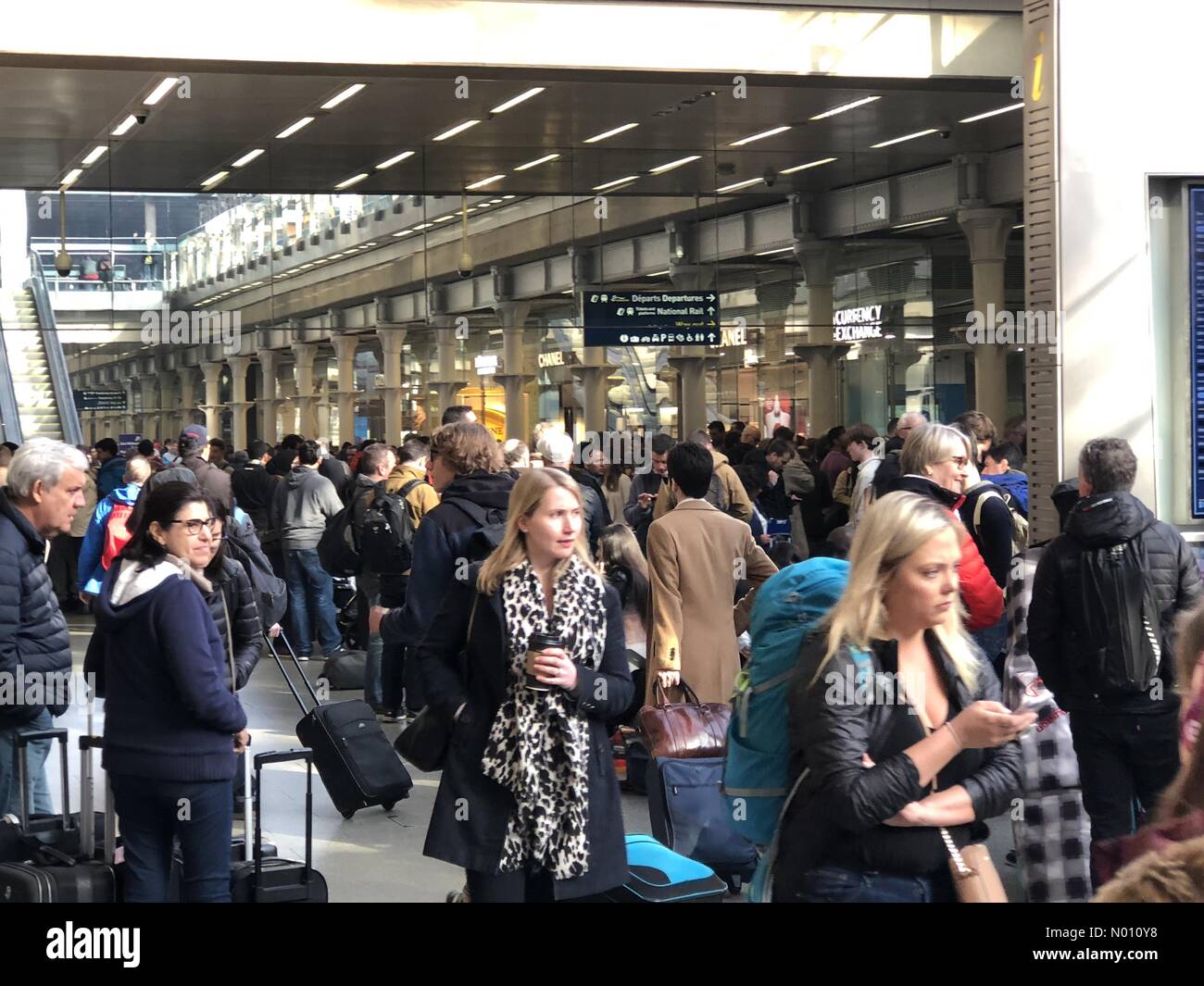 Londra, Regno Unito. Il 30 marzo, 2019. I passeggeri in attesa a Londra dalla stazione ferroviaria internazionale di St Pancras dopo i servizi di Eurostar sono stati annullati a causa di un trasgressore sul regno unito ad alta velocità linea credito: GarethTibbles/StockimoNews/Alamy Live News Foto Stock