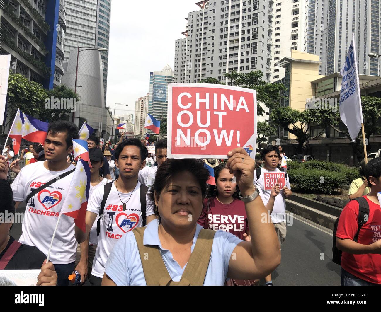 Makati, nelle Filippine. 9 Apr 2019. Vari gruppi militanti hanno organizzato un'azione di protesta di fronte all ambasciata cinese in Makati. Essi sono contro la riportava "invasione" della Cina in Occidente Mare delle Filippine. Credito: Sherbien Dacalanio/StockimoNews/Alamy Live News Foto Stock