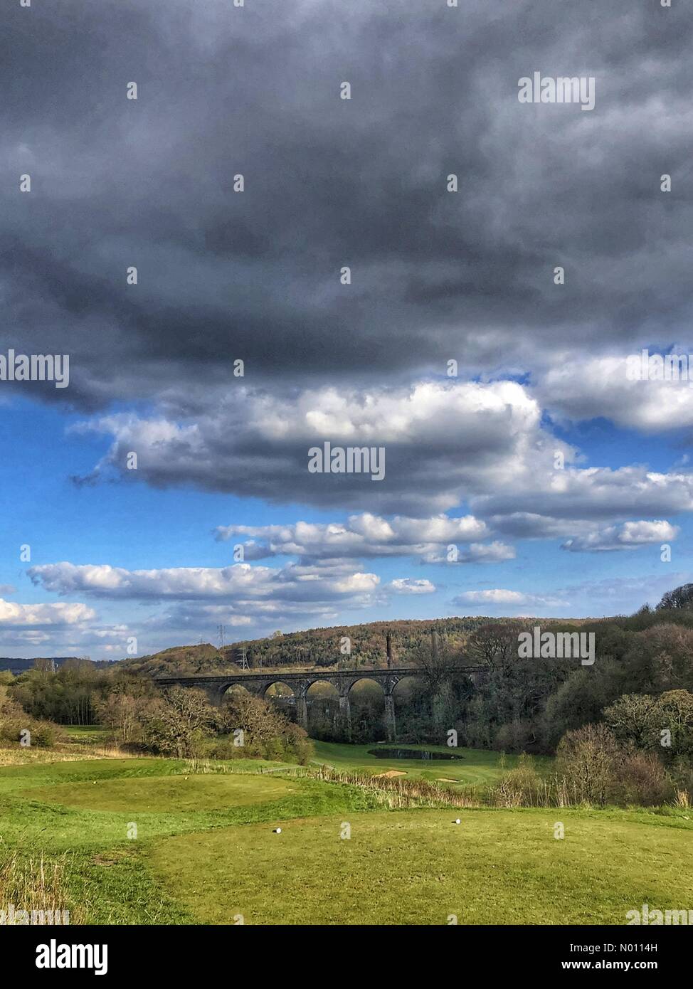 Freddo ma assolato pomeriggio Tong viadotto Park West Yorkshire Regno Unito Meteo Foto Stock