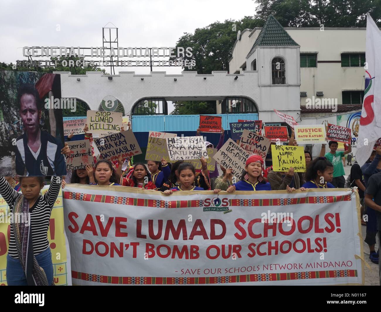 Quezon City, Filippine. 16 apr 2019. Tribù Manobo rappresentanti in scena la protesta di fronte a forze armate delle Filippine " quartier generale militare di sollecitazione per interrompere i bombardamenti la loro tribù e di giustizia per Datu Kaylo. Credito: Sherbien Dacalanio/StockimoNews/Alamy Live News Foto Stock