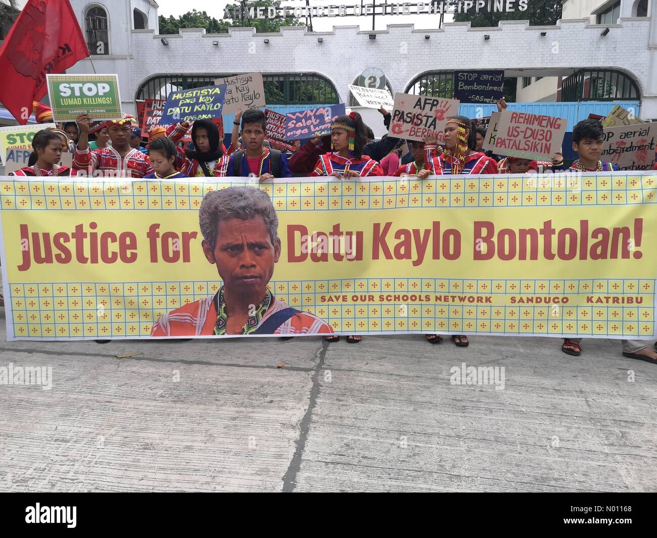 Quezon City, Filippine. 16 apr 2019. Tribù Manobo rappresentanti in scena la protesta di fronte a forze armate delle Filippine " quartier generale militare di sollecitazione per interrompere i bombardamenti la loro tribù e di giustizia per Datu Kaylo. Credito: Sherbien Dacalanio/StockimoNews/Alamy Live News Foto Stock