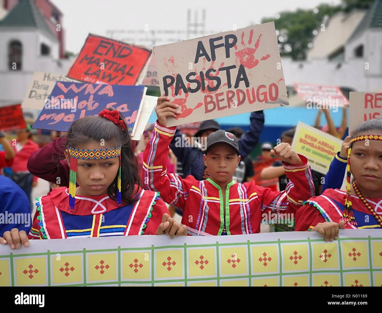 Quezon City, Filippine. 16 apr 2019. Tribù Manobo rappresentanti in scena la protesta di fronte a forze armate delle Filippine " quartier generale militare di sollecitazione per interrompere i bombardamenti la loro tribù e di giustizia per Datu Kaylo. Credito: Sherbien Dacalanio/StockimoNews/Alamy Live News Foto Stock