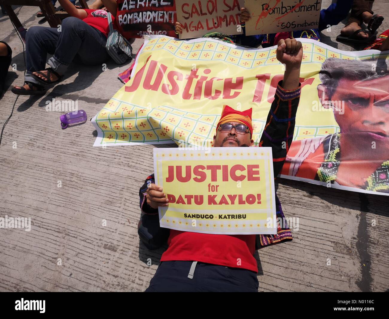 Quezon City, Filippine. 16 apr 2019. Tribù Manobo rappresentanti in scena la protesta di fronte a forze armate delle Filippine " quartier generale militare di sollecitazione per interrompere i bombardamenti la loro tribù e di giustizia per Datu Kaylo. Credito: Sherbien Dacalanio/StockimoNews/Alamy Live News Foto Stock