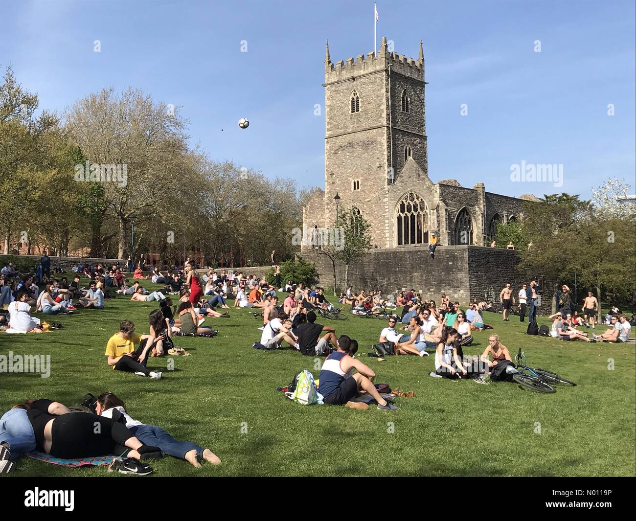 Bristol, Regno Unito. Xx Aprile, 2019. Regno Unito meteo. Bruciante giorno nel Parco Castello di Bristol Credito: ALAN OLIVER/StockimoNews/Alamy Live News Credito: ALAN OLIVER/StockimoNews/Alamy Live News Foto Stock