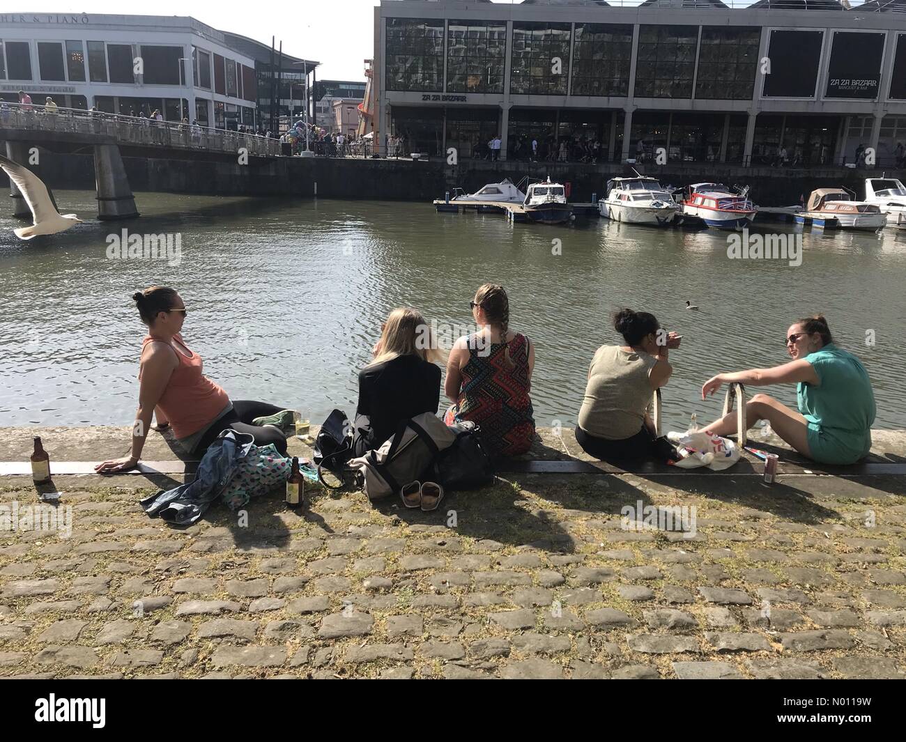 Bristol, Regno Unito. Xx Aprile, 2019. Regno Unito meteo. bruciante giorno a Bristol il quartiere portuale. Credito: ALAN OLIVER/StockimoNews/Alamy Live News Foto Stock
