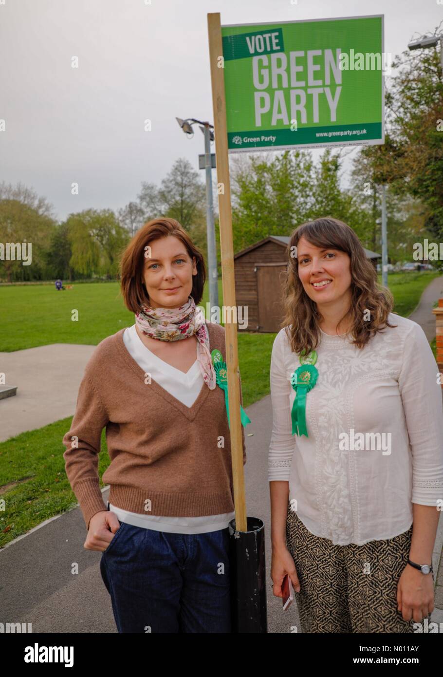 Godalming, Surrey, Regno Unito. 23 Aprile, 2019. Regno Unito alle elezioni locali, Wilfred Noyce Centro, Godalming, Surrey. Il 23 aprile 2019. Partito dei Verdi candidati Rebecca Slama e Bella Bramley di Hindhead ward presso il Partito dei Verdi conferenza a Godalming. Credito: jamesjagger/StockimoNews/Alamy Live News Foto Stock